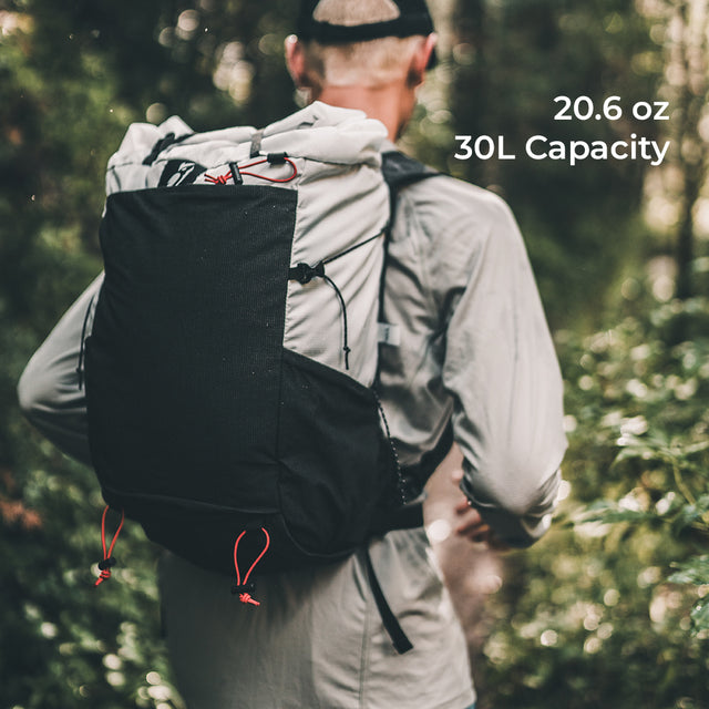 rear view of trail runner wearing Skyline Fastpack. Text on screen says, "20.6 oz, 30L Capacity."